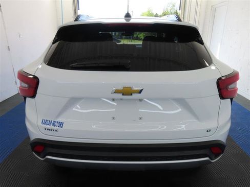 Used 2025 Chevrolet Trax LT w/ LT Convenience Package FWD image 11