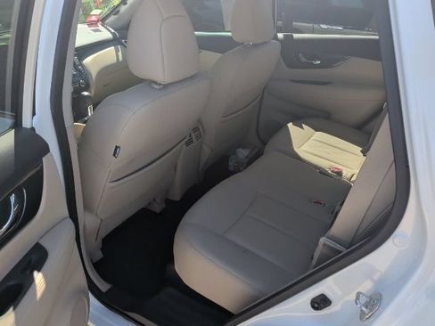 Used 2016 Nissan Rogue SL w/ SL Premium Package FWD image 3