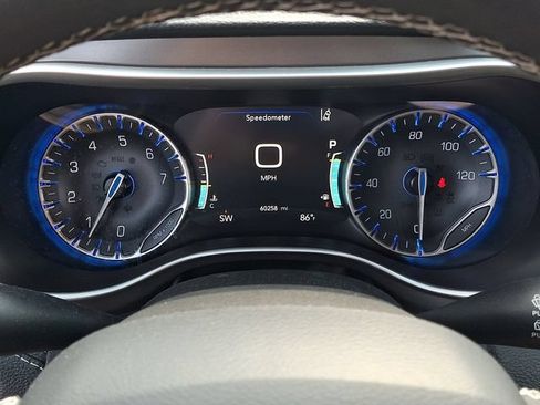 Used 2023 Chrysler Pacifica Touring-L FWD image 21