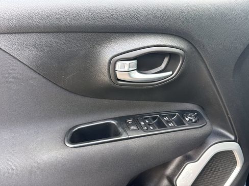 Used 2018 Jeep Renegade Latitude w/ Cold Weather Group AWD/4WD image 11