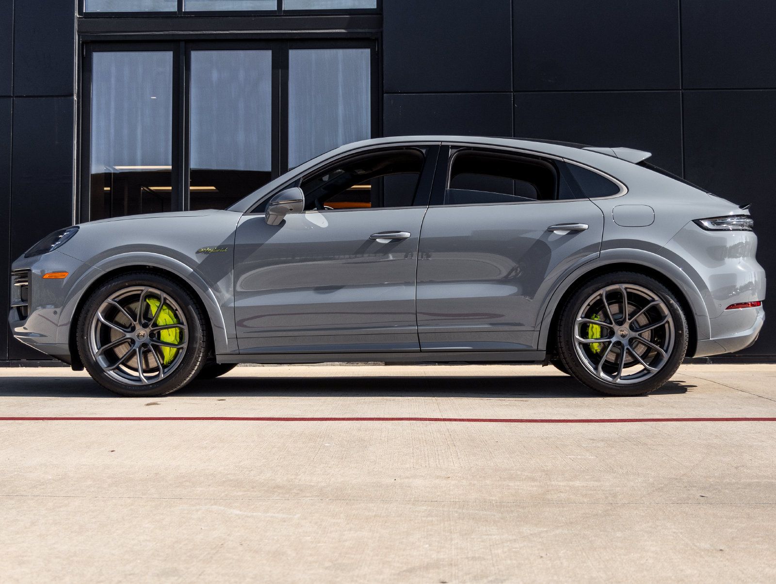 Certified 2025 Porsche Cayenne Turbo AWD/4WD image 2