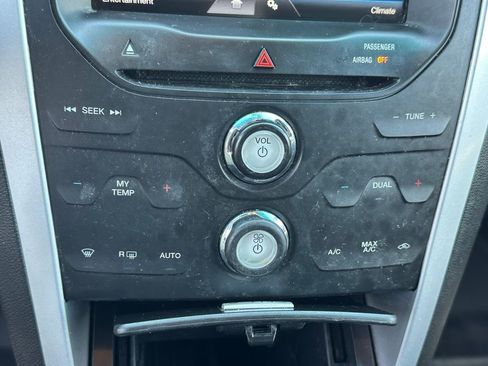 Used 2015 Ford Explorer XLT w/ Equipment Group 202B FWD image 29
