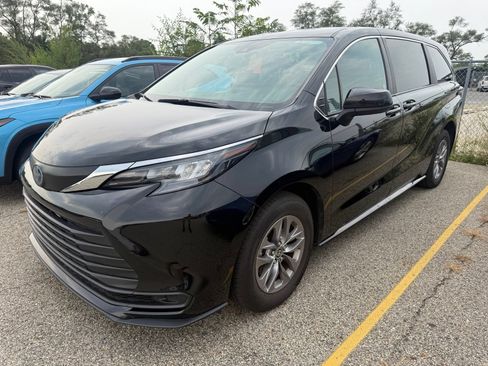Used 2025 Toyota Sienna LE FWD image 5