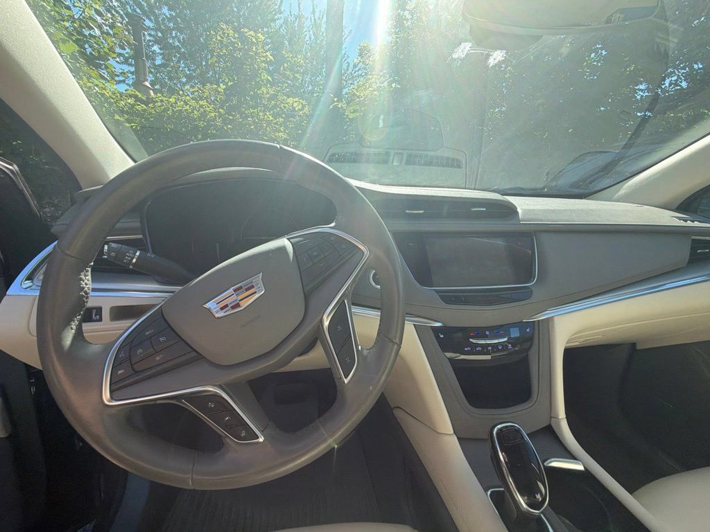 Used 2018 Cadillac XT5 Luxury w/ Driver Awareness Package FWD image 10