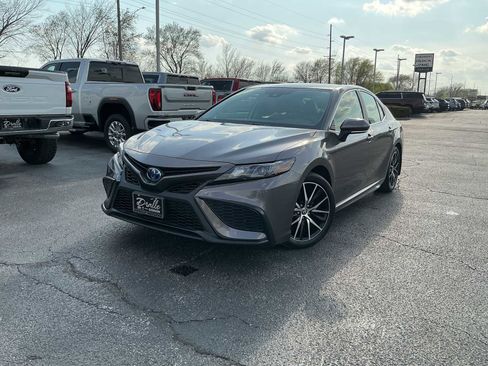 Used 2024 Toyota Camry SE w/ Cold Weather Package image 3