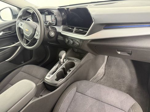 Used 2024 Chevrolet Trax LS w/ LS Convenience Package FWD image 11