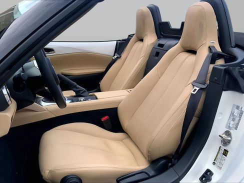 Used 2024 MAZDA MX-5 Miata Grand Touring w/ Appearance Package RWD image 9