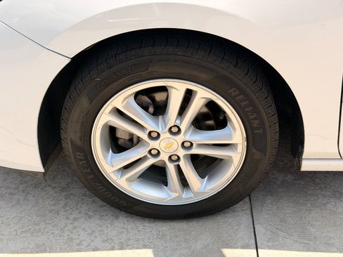 Used 2018 Chevrolet Cruze LT w/ Convenience Package FWD image 14