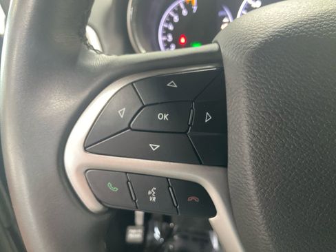 Used 2019 Jeep Grand Cherokee Laredo image 20