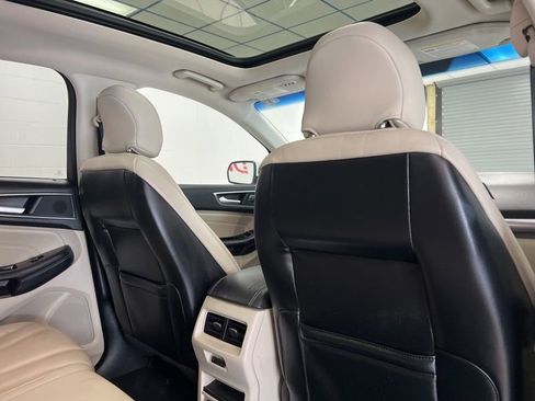 Used 2018 Ford Edge Titanium w/ Equipment Group 302A AWD/4WD image 12