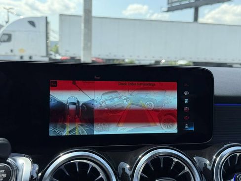 Used 2023 Mercedes-Benz GLB 250 4MATIC image 30