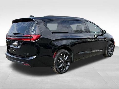 New 2026 Chrysler Pacifica Limited w/ Uconnect Theater Family Group AWD/4WD image 7