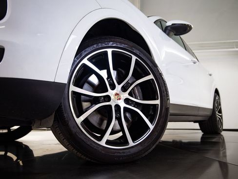 Certified 2023 Porsche Cayenne Platinum Edition AWD/4WD image 12