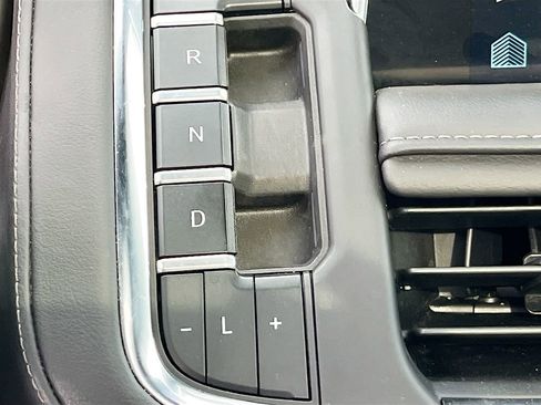 Used 2024 Chevrolet Suburban Z71 w/ Luxury Package AWD/4WD image 16