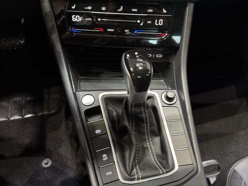 Used 2025 Volkswagen Jetta SE FWD image 27