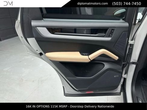 Used 2025 Porsche Cayenne E-Hybrid AWD/4WD image 27