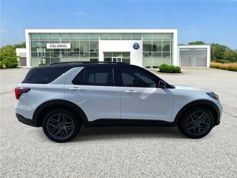 Used 2025 Ford Explorer ST image 6