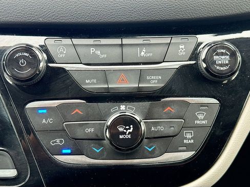 Used 2024 Chrysler Pacifica Touring-L image 16