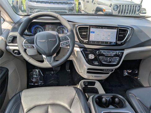 Used 2023 Chrysler Pacifica Touring-L FWD image 18