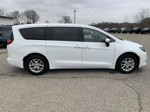 Used 2023 Chrysler Voyager LX image 14