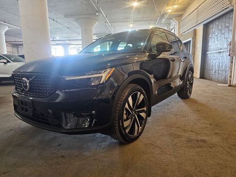 Certified 2023 Volvo XC40 B5 Plus w/ Climate Package AWD/4WD image 2