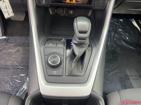 Certified 2025 Toyota RAV4 LE AWD/4WD image 29