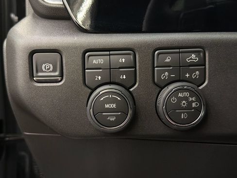 Used 2026 Chevrolet Silverado 1500 LT Trail Boss w/ LT Trail Boss Premium Package AWD/4WD image 30
