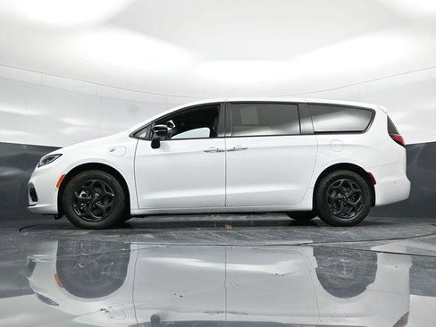 Certified 2024 Chrysler Pacifica Limited FWD image 57