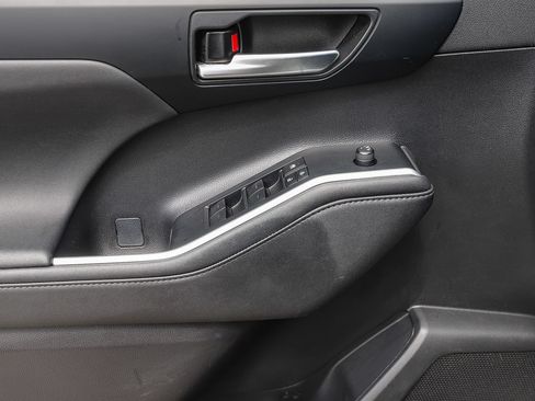 Used 2023 Toyota Highlander XLE FWD image 21