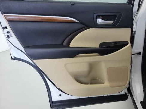 Used 2018 Toyota Highlander Limited FWD image 16