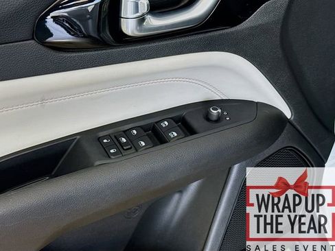 Used 2024 Jeep Compass Limited image 17