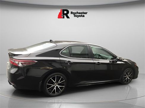 Used 2022 Toyota Camry SE image 3