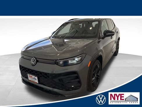 New 2025 Volkswagen Tiguan SE R-Line image 1