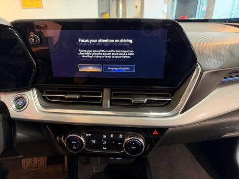 Used 2025 Chevrolet Trax LT FWD image 17
