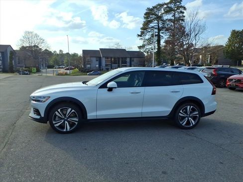 Certified 2023 Volvo V60 B5 Cross Country Plus w/ Climate Package image 8