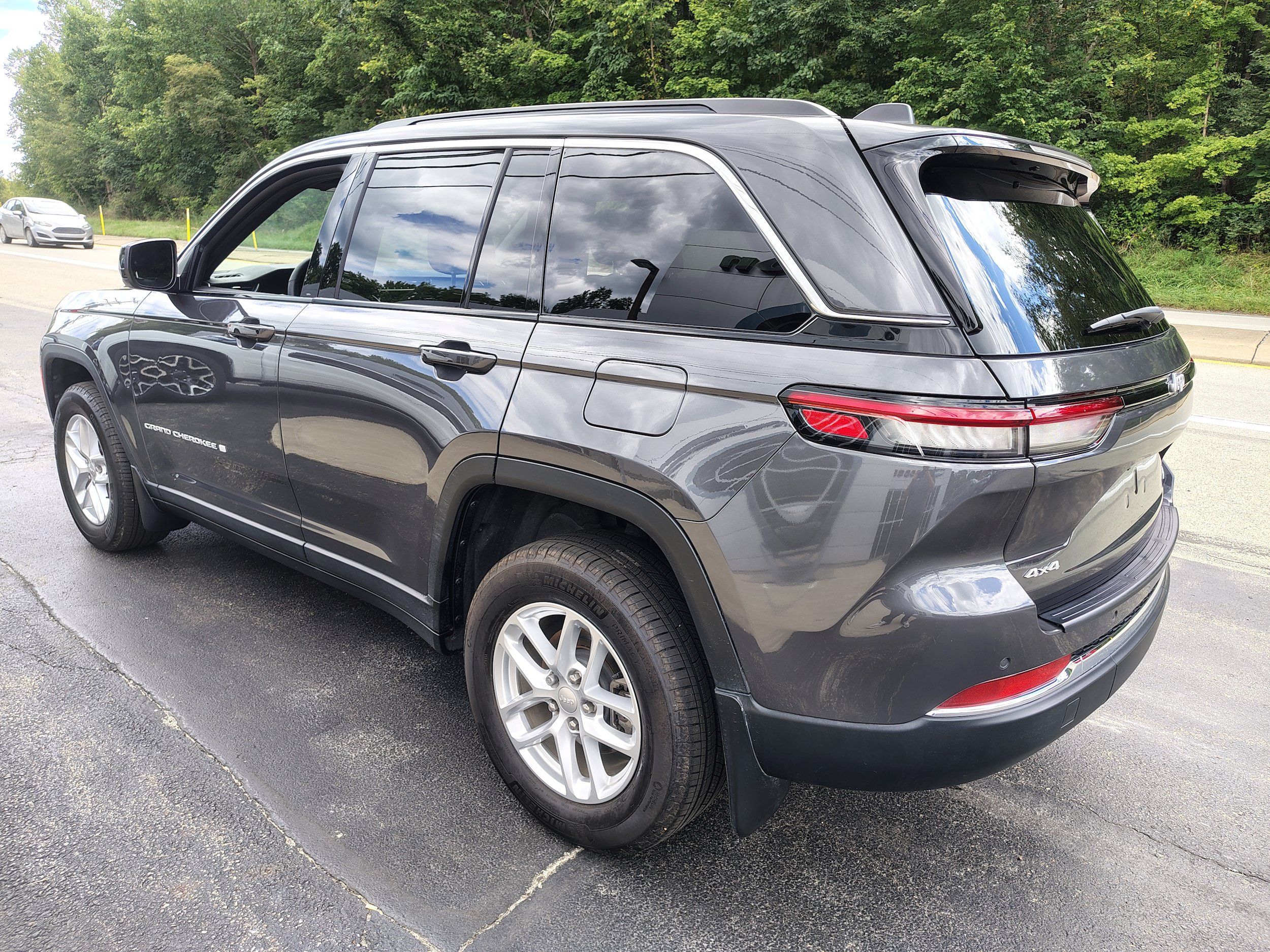 Used 2025 Jeep Grand Cherokee Laredo X w/ Luxury Tech Group I AWD/4WD image 7