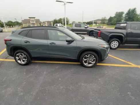 Used 2025 Chevrolet Trax LT FWD image 3