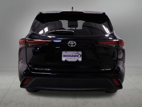 Used 2024 Toyota Highlander LE image 4