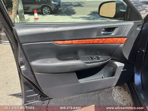 Used 2010 Subaru Outback 2.5i Limited AWD/4WD image 17