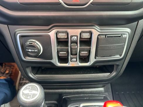 Used 2019 Jeep Wrangler Unlimited Sport S AWD/4WD image 17