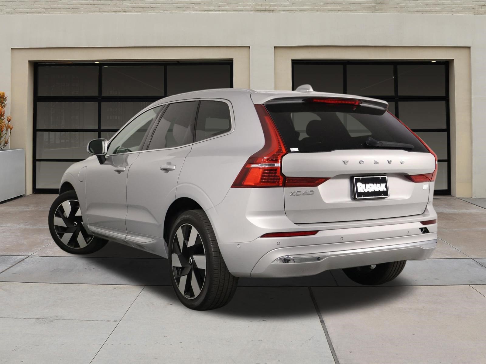Certified 2023 Volvo XC60 T8 Plus AWD/4WD image 2