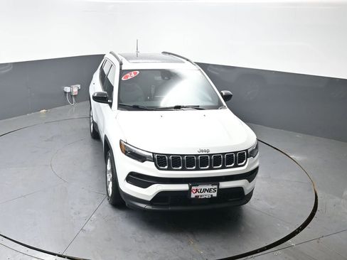 Used 2024 Jeep Compass Latitude w/ Sun and Sound Group image 18