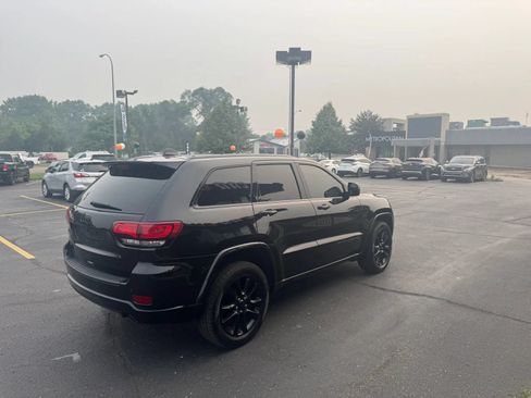 Used 2018 Jeep Grand Cherokee Altitude AWD/4WD image 4