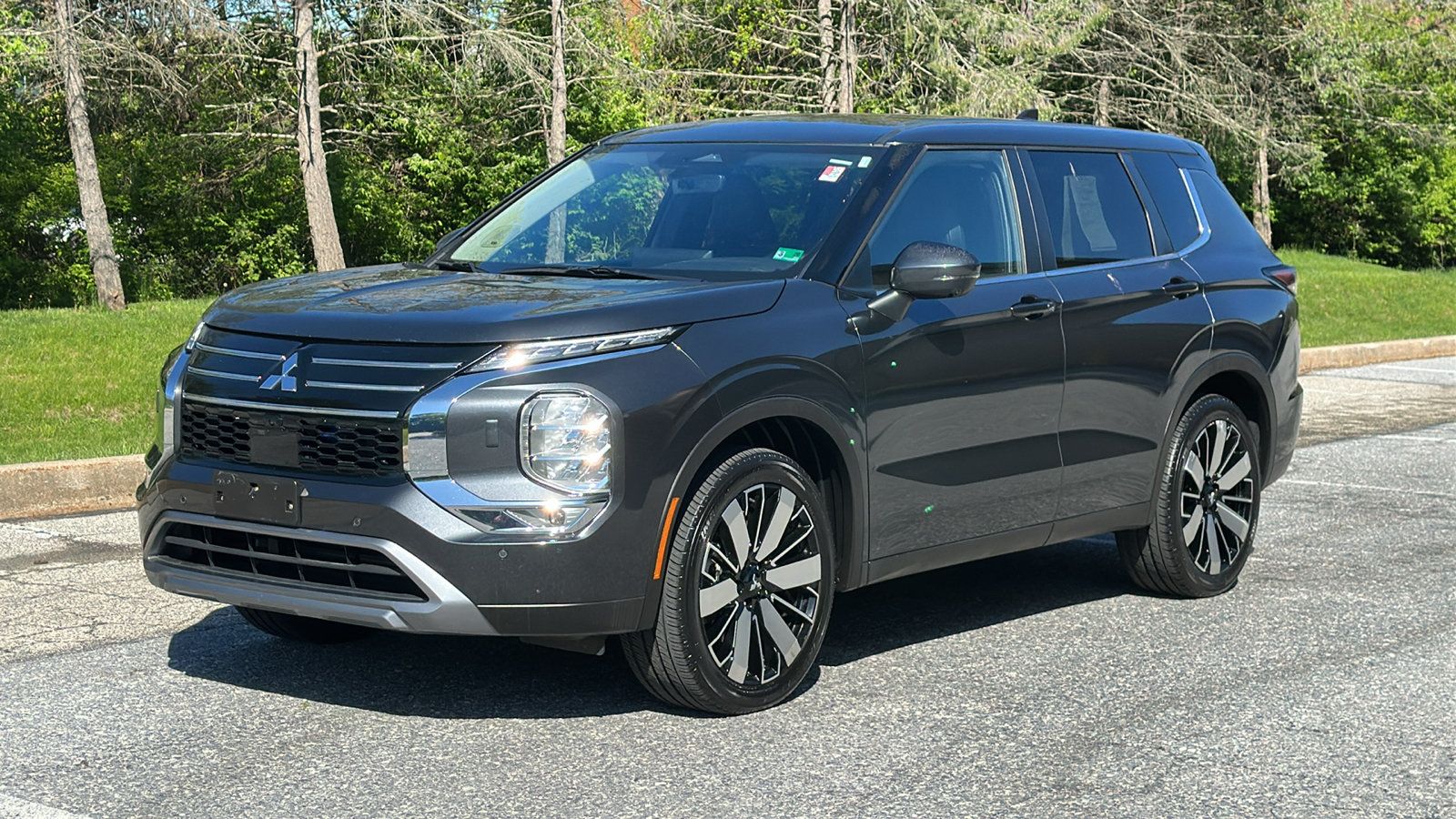 Used 2025 Mitsubishi Outlander AWD image 2