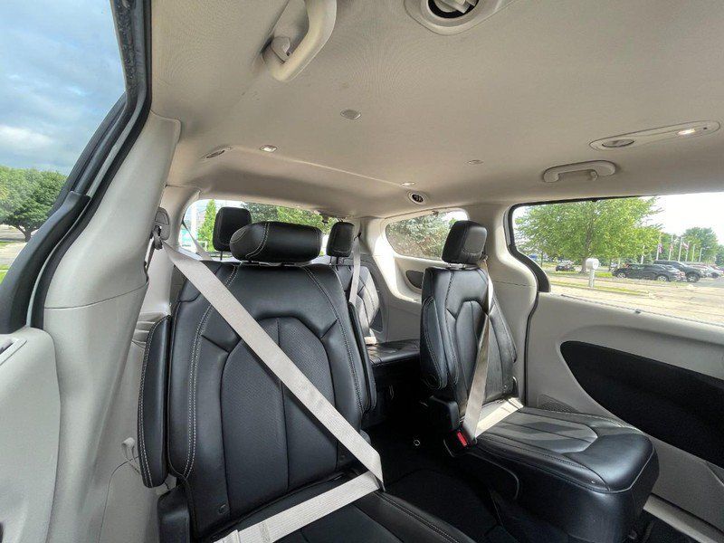 Used 2023 Chrysler Pacifica Touring-L FWD image 4