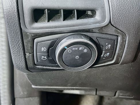 Used 2018 Ford Focus SE w/ SE Appearance Package FWD image 10