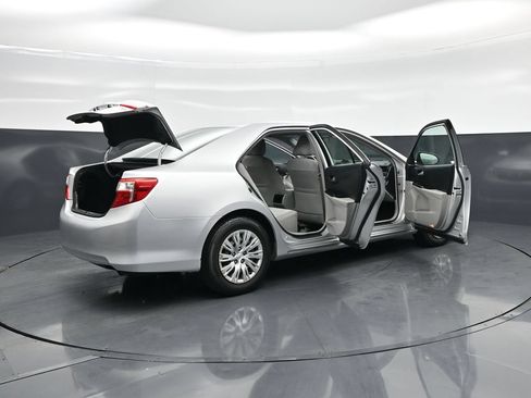 Used 2014 Toyota Camry LE FWD image 5