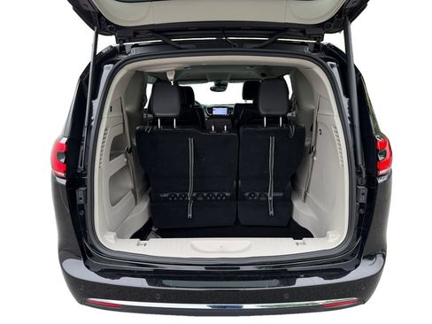 Used 2024 Chrysler Pacifica Touring-L FWD image 14
