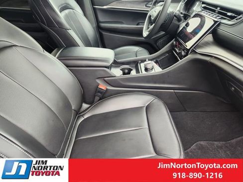 Used 2025 Jeep Grand Cherokee Limited w/ Luxury Tech Group II image 16