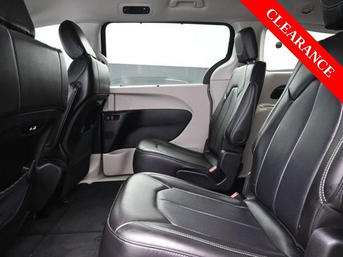 Used 2024 Chrysler Pacifica Touring-L image 18